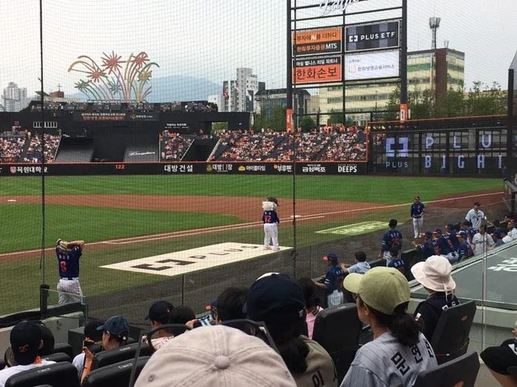 한화생명 볼파크 중앙지정석에서 바라본 경기장과 관중석