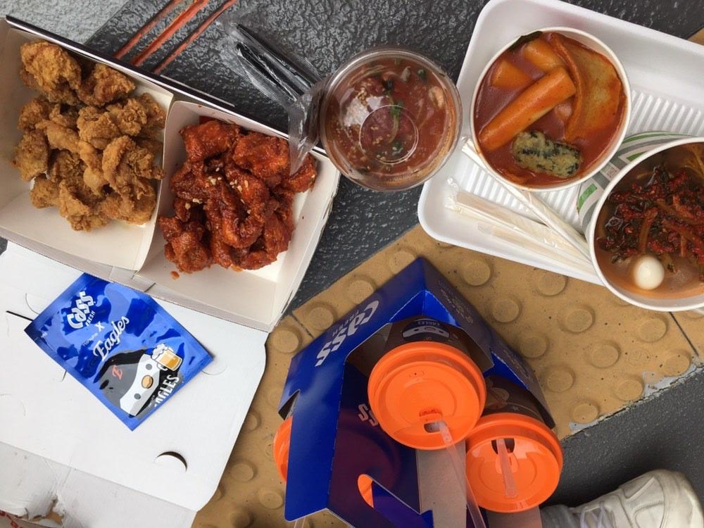 치킨과 떡볶이, 물육회, 음료 등 야구장에서 즐긴 음식