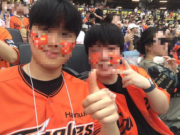 한화 이글스 유니폼을 입고 첫 직관을 함께한 친구들